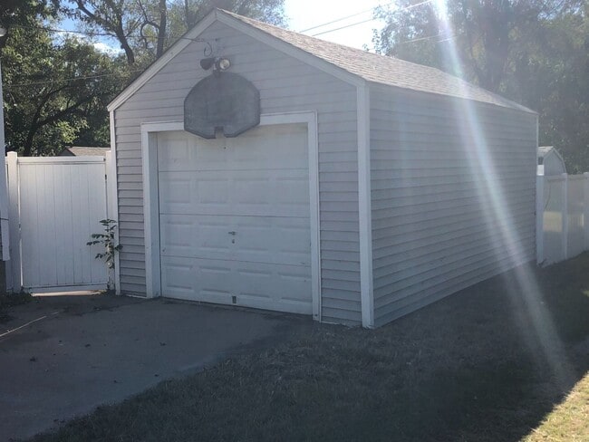 Building Photo - $795 - 2 bed 1 bath - Single Family Home