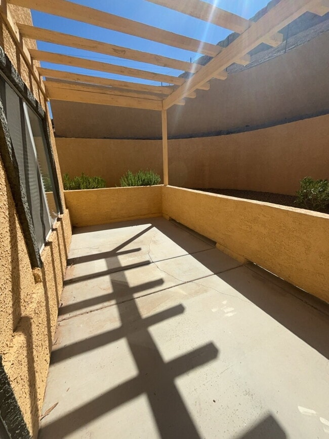 Building Photo - Spacious 3-Bed / 2.5 Bath Oasis: Modern Living in the Heart of Las Vegas!