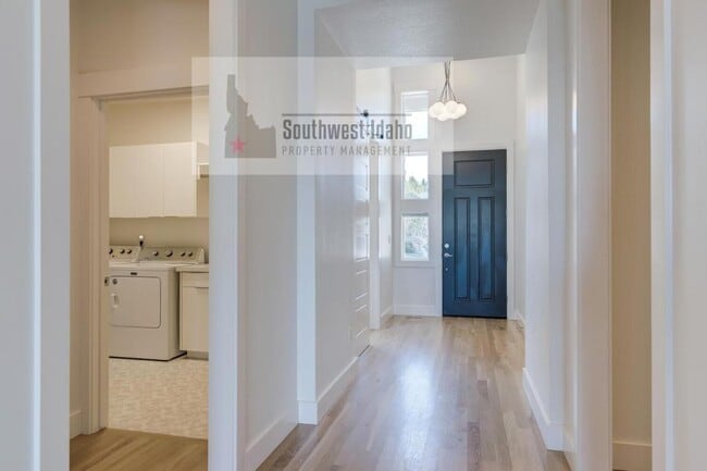 Building Photo - 476 W Buroak Dr