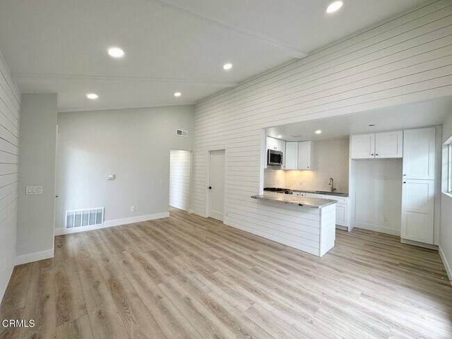 Building Photo - 900 Catamaran St