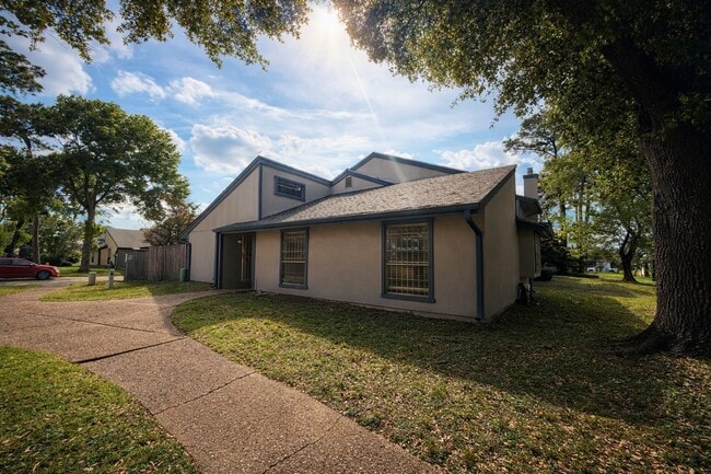 Foto del edificio - 5817 W Tidwell Rd