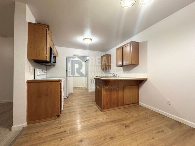 Foto del edificio - Spacious 3-Bedroom Townhome with Garage in Spanaway!