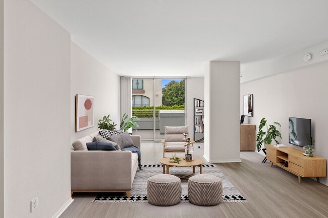 Spacious living rooms with floor to ceiling windows - Sea Castle