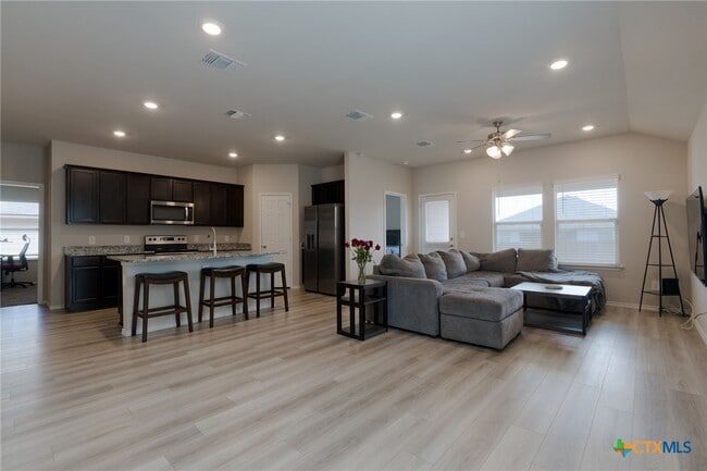 Foto del edificio - 2334 Aylesbury Dr