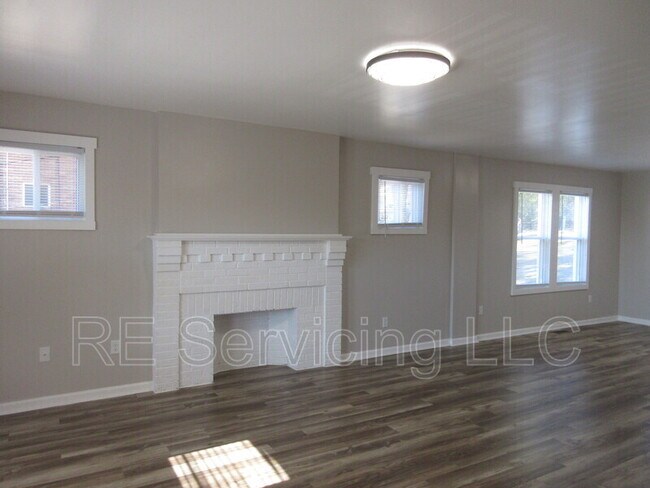 Building Photo - 901 Fordham Ave