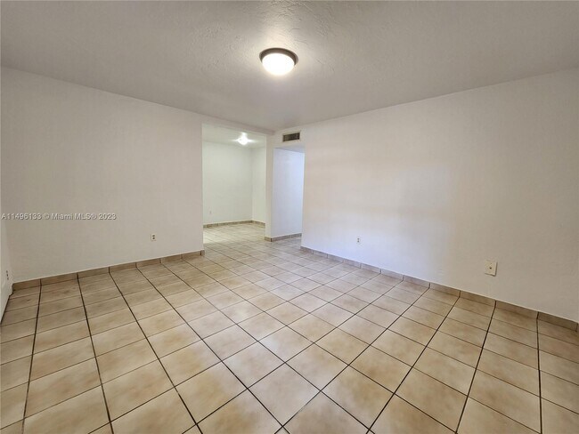 Building Photo - 4655 W Palm Ct