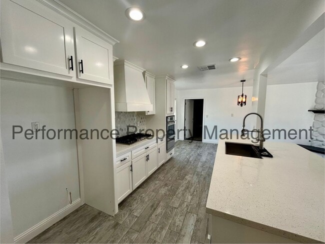 Building Photo - Charming 4 Bed/1 Bath E Bakersfield Home w...
