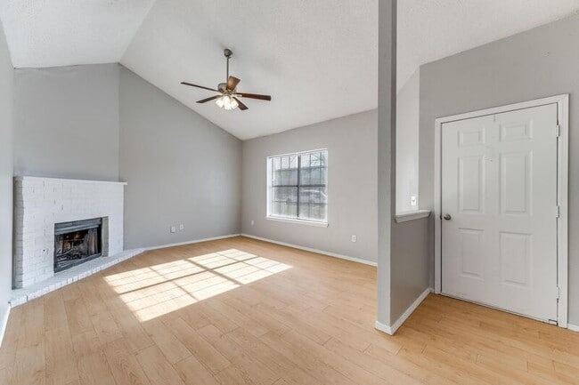 Photo - 2409-2411 Magnolia St Apartment