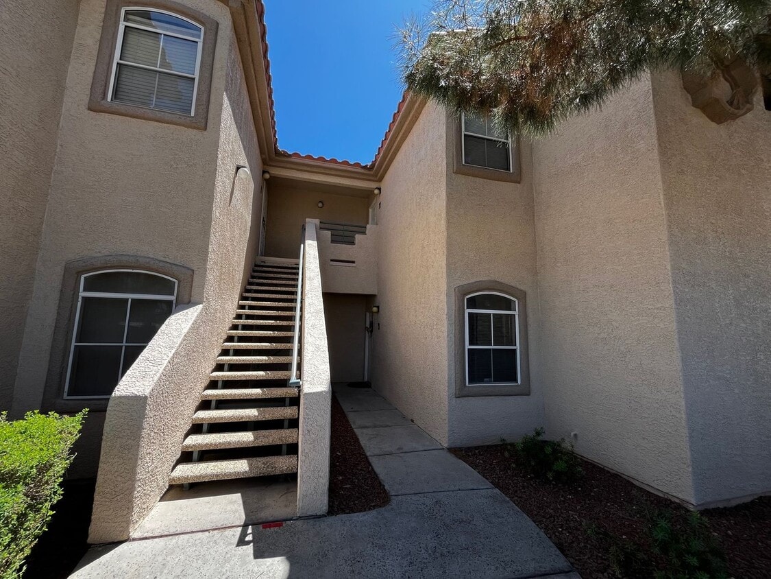 Foto principal - A beautifully Maintained 2-bedroom, 2-bath...
