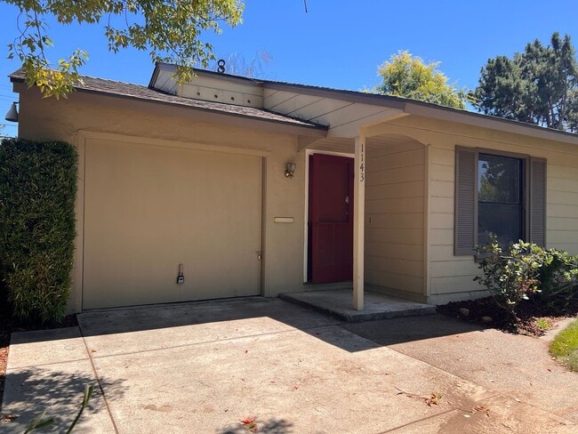 Building Photo - 1143 Solana Dr