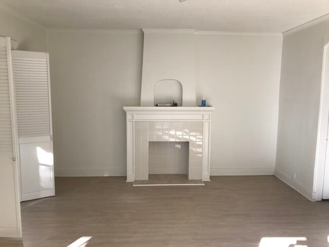 Living Room - 1014 N Harper Ave