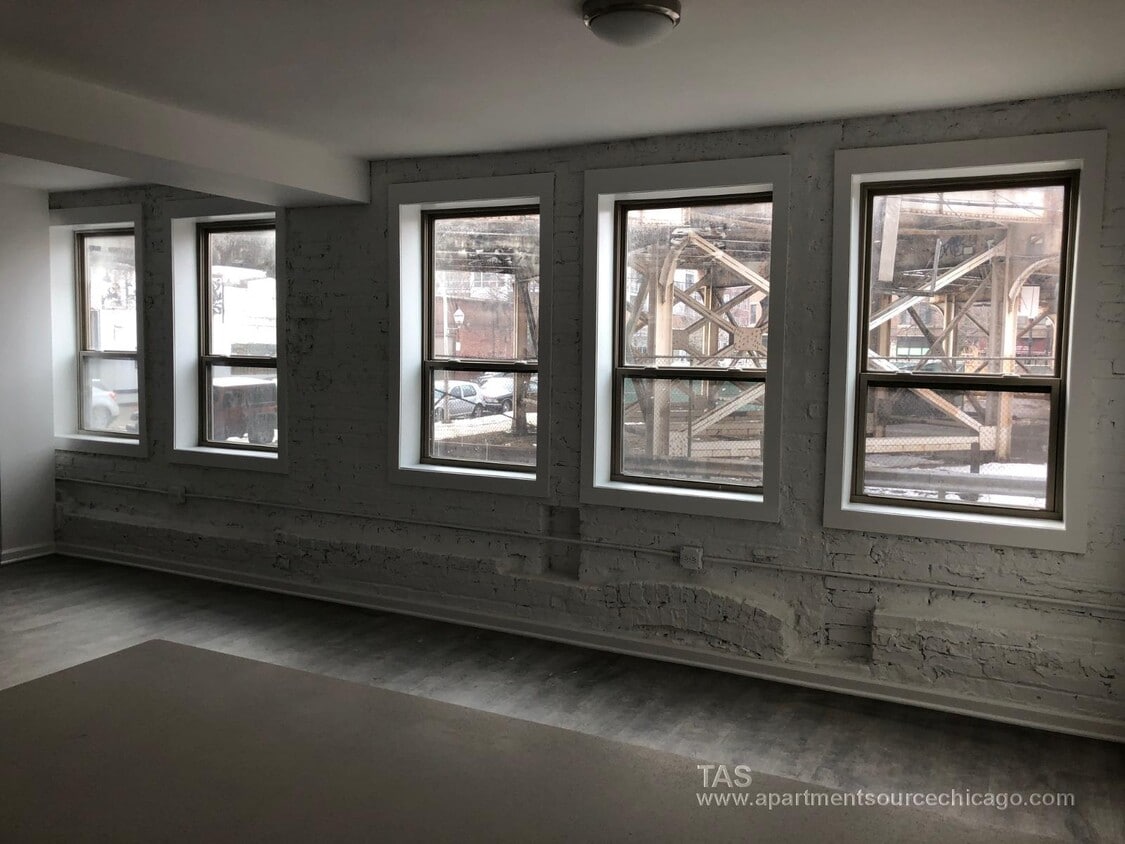 Primary Photo - 932 W Dakin St