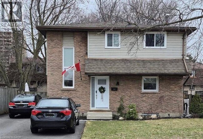 Photo du bâtiment - 232 Cedarwoods Crescent