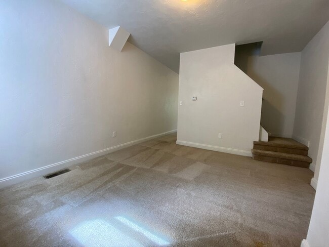 Building Photo - 2BR Townhouse with Fully Equipped Kitchen & W/D Included! Great Location! Call Now!