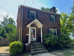 Building Photo - 204 S Irving St
