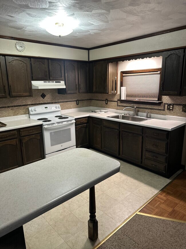 Building Photo - 400 Rolling Hills Vlg