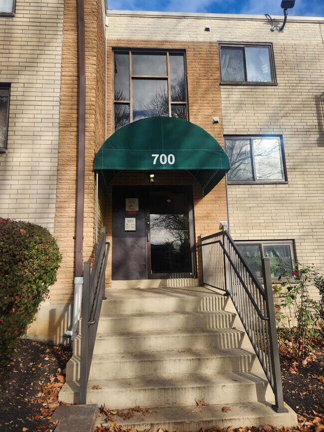 Entrada del edificio - 1575 W Street Rd