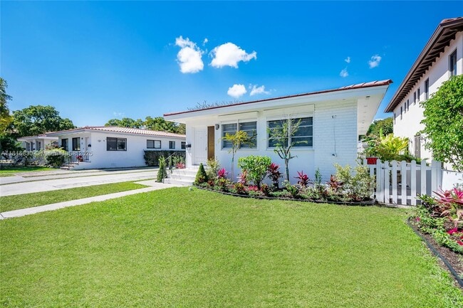 Building Photo - 1704 S Le Jeune Rd