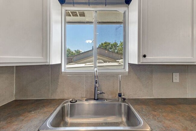 Building Photo - Spacious 5 Bed, 3 Bath with Sunroom