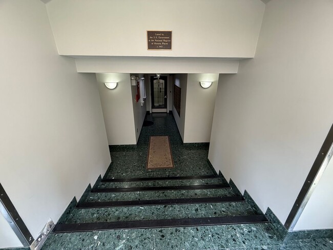 Building Photo - FULLY FURNISHED - Move in ready 1 bed & 1 ...