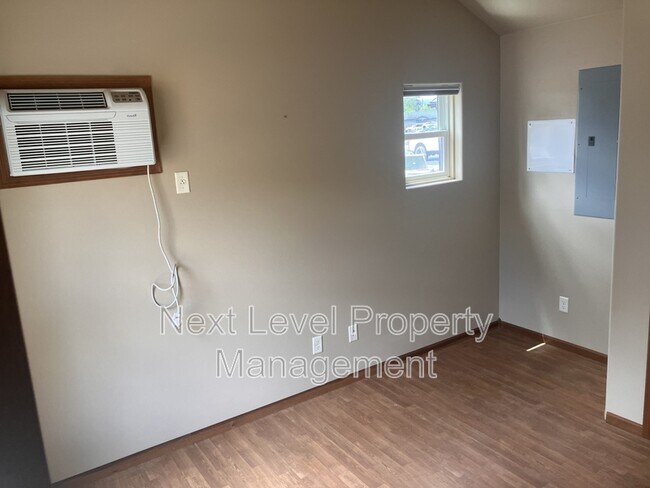Building Photo - 111 E Cottonwood Dr