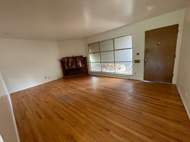 Foto del edificio - 3-Bedroom Standalone Home with Fenced Yard...