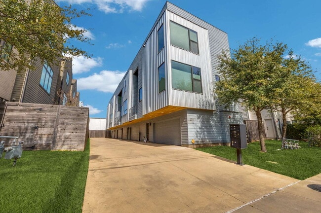 Live Above It All | Sleek Multi-Level Condo with Private Rooftop Deck - Live Above It All | Sleek Multi-Level Condo with Private Rooftop Deck