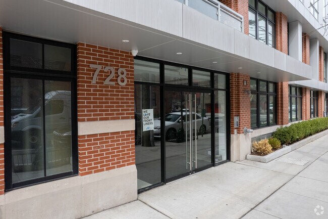 Entrada - 726 Grand St