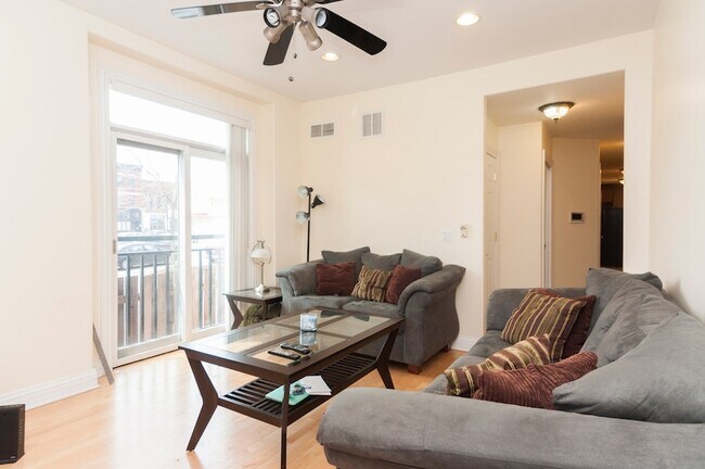 Foto del edificio - 2416 N Greenview Ave