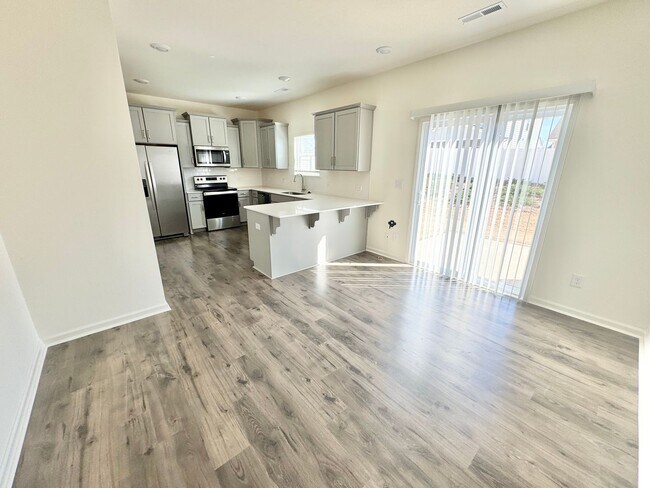 Building Photo - 3BD/2.5BTH townhome minutes from downtown ...