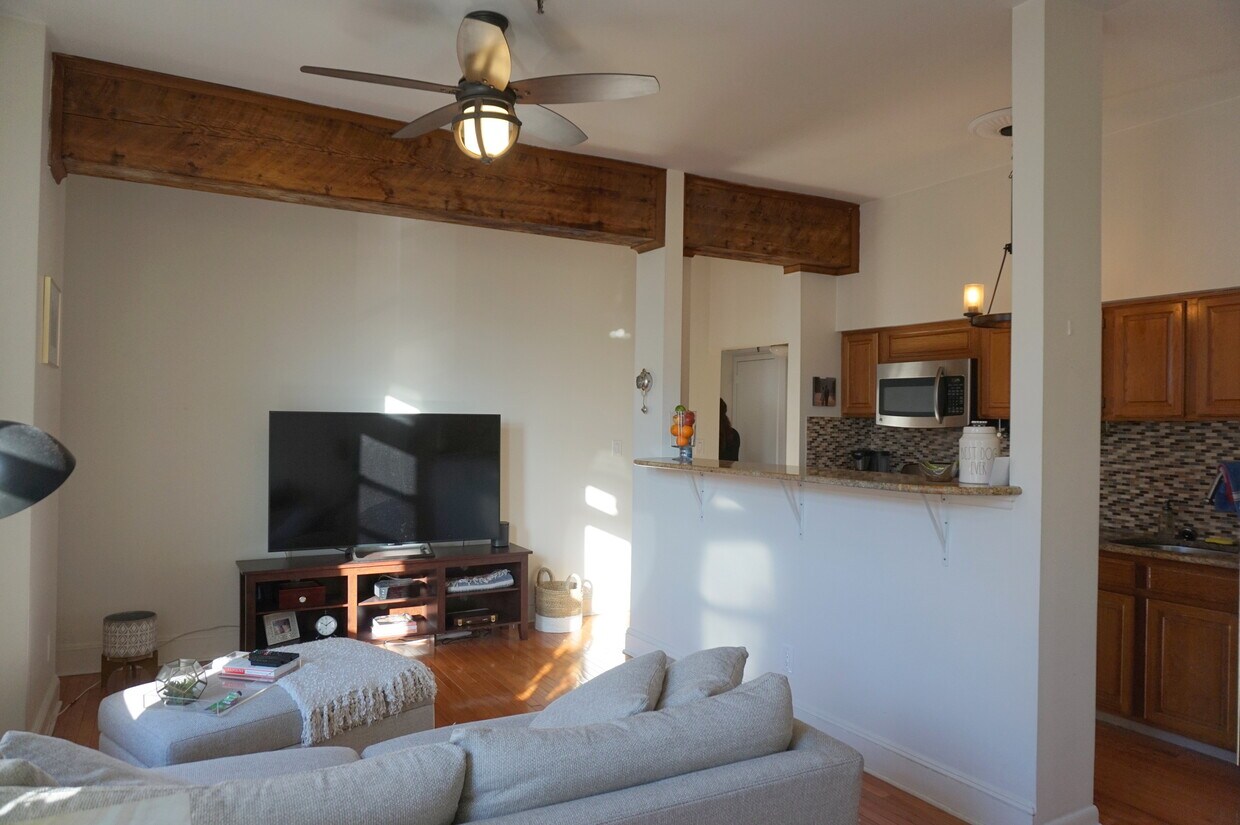 Living room - 77 River St