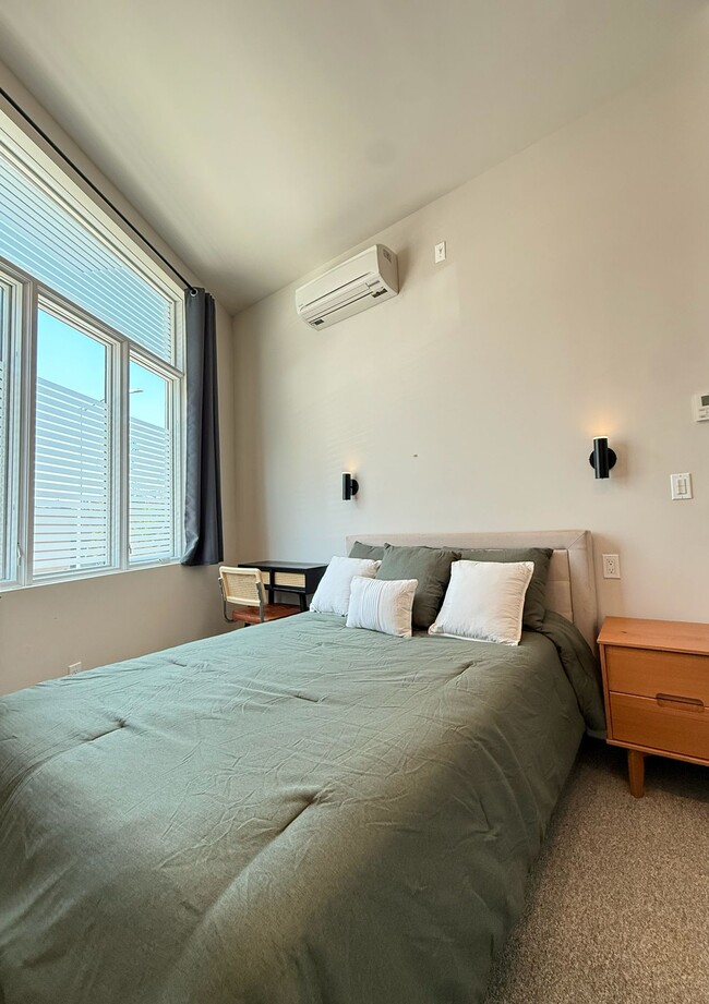Building Photo - Furnished room/NOT APARTMENT