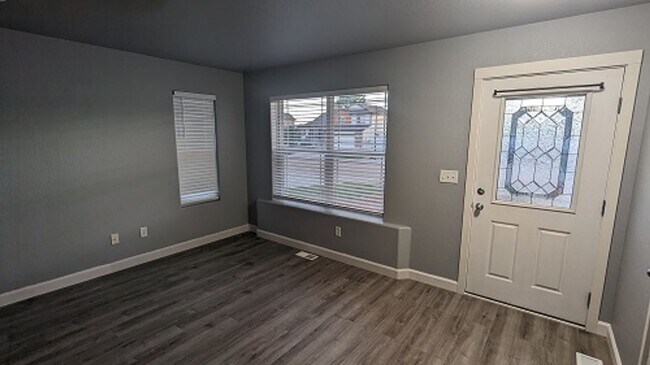Foto del edificio - Spacious 3-Bedroom Home with Fenced Yard in Wellington – Available August 4th