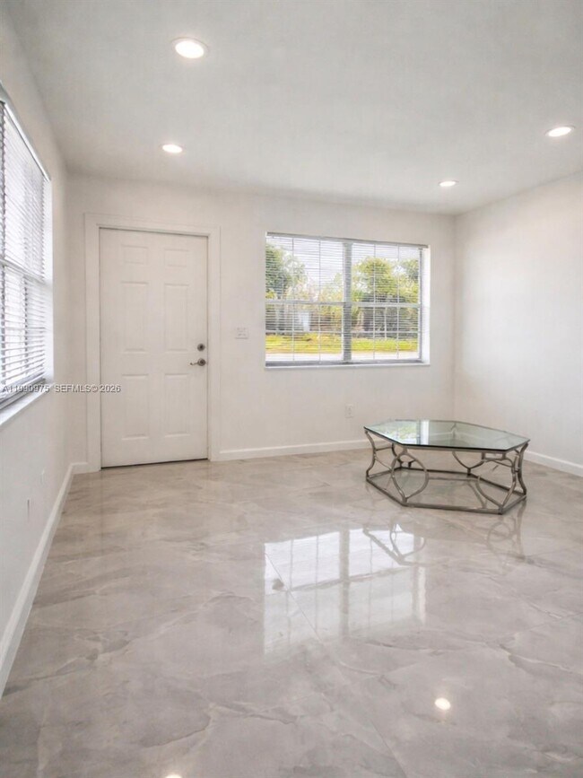 Foto del edificio - 2100 N 14th Ave
