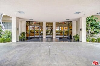 Building Photo - 100 S Doheny Dr