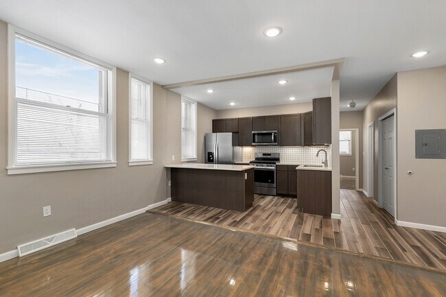 Building Photo - 2118 E Genesee St