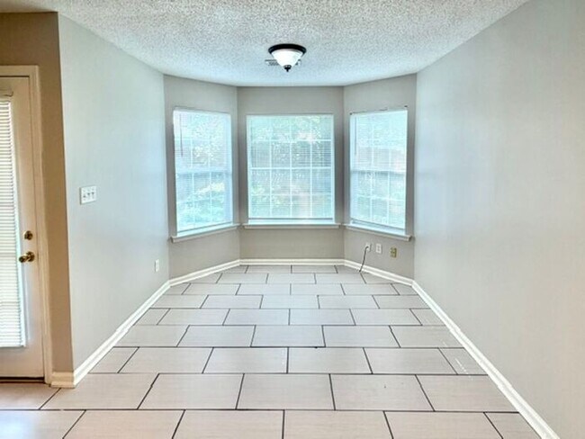 Foto del edificio - Now Leasing a 3 Bedroom 2.5 Bath Home In Cordova. Available Now.