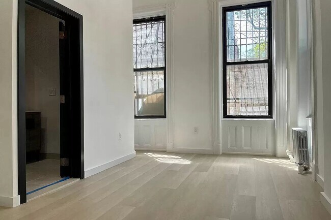 Foto del edificio - 202 Saint Nicholas Avenue