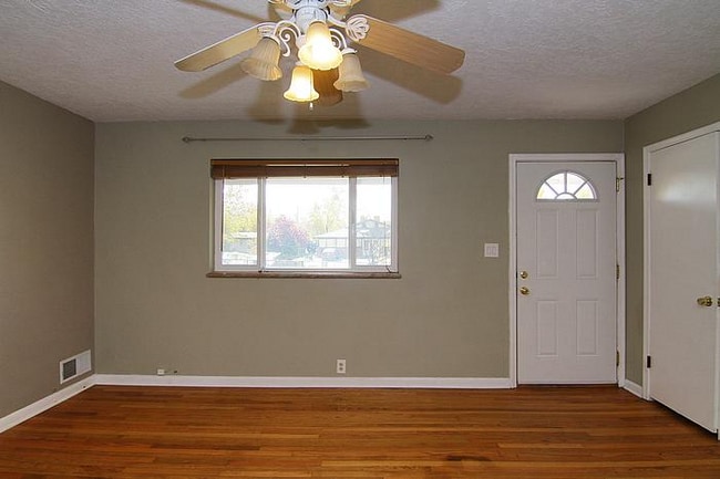 Photo - 955 Hillview Dr House