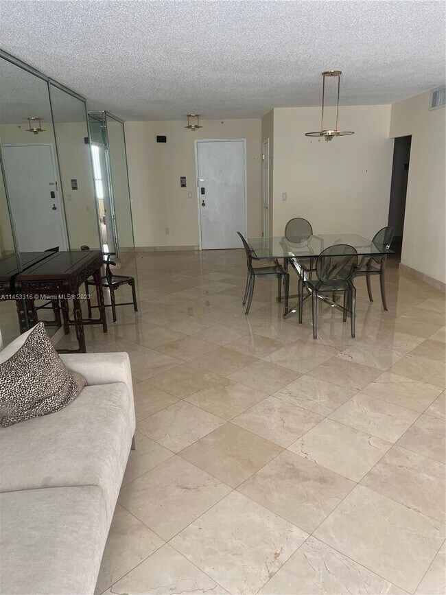 Foto del edificio - 9801 Collins Ave