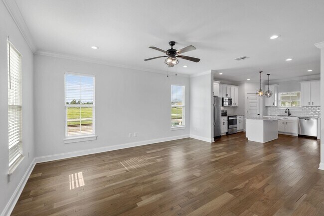 Building Photo - 850 W Sallier St