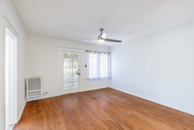 Building Photo - 6116 De Longpre Ave