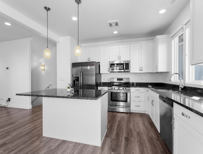 Foto del edificio - Available Now!