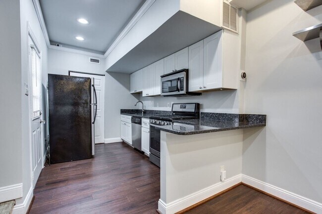 Building Photo - Amazing Two-Bedroom Rowhome Between H Stre...