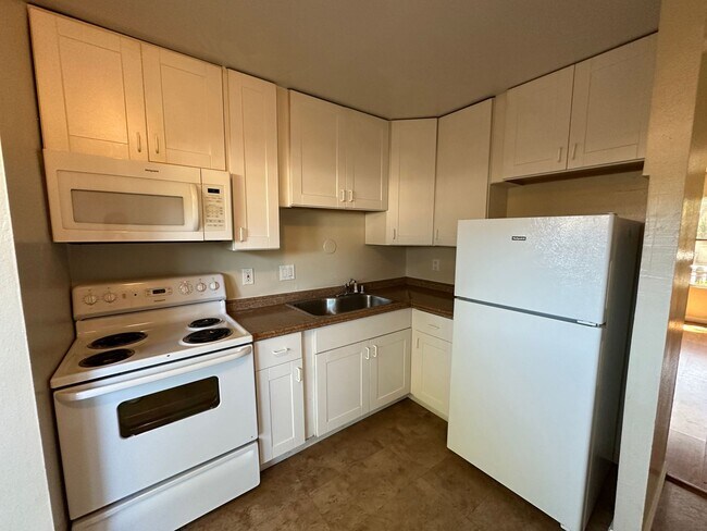 Building Photo - Cozy Charm & Modern Comfort: Spacious 1-Be...