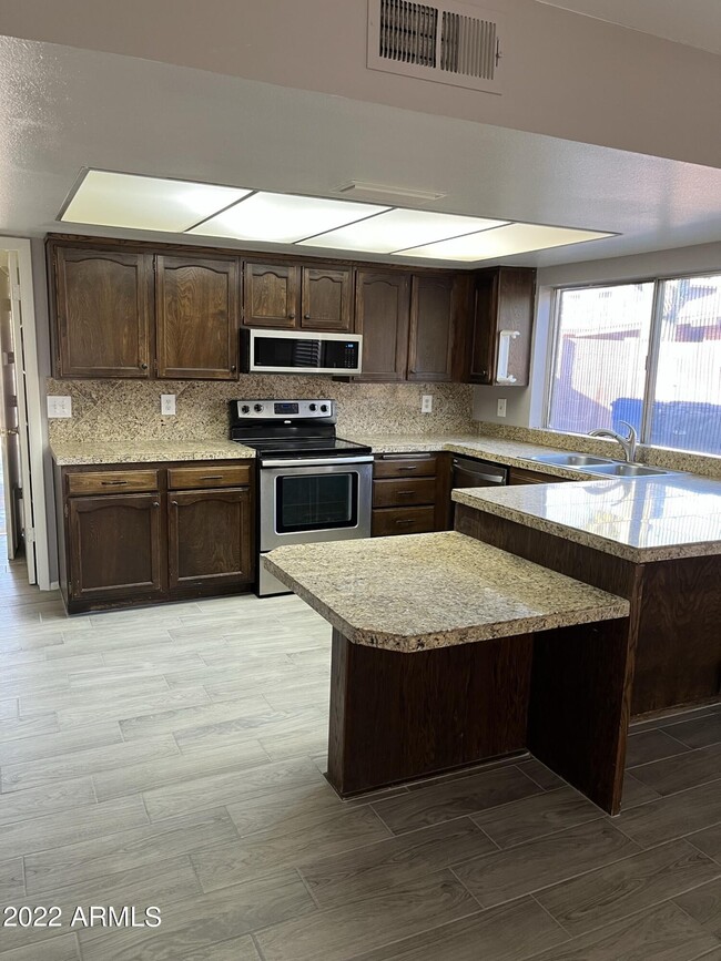 Building Photo - 2217 S Las Flores