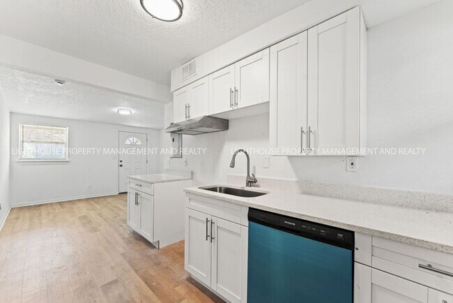 Foto del edificio - Coming Soon - Renovated 2BR/1BA Duplex with Front Porch