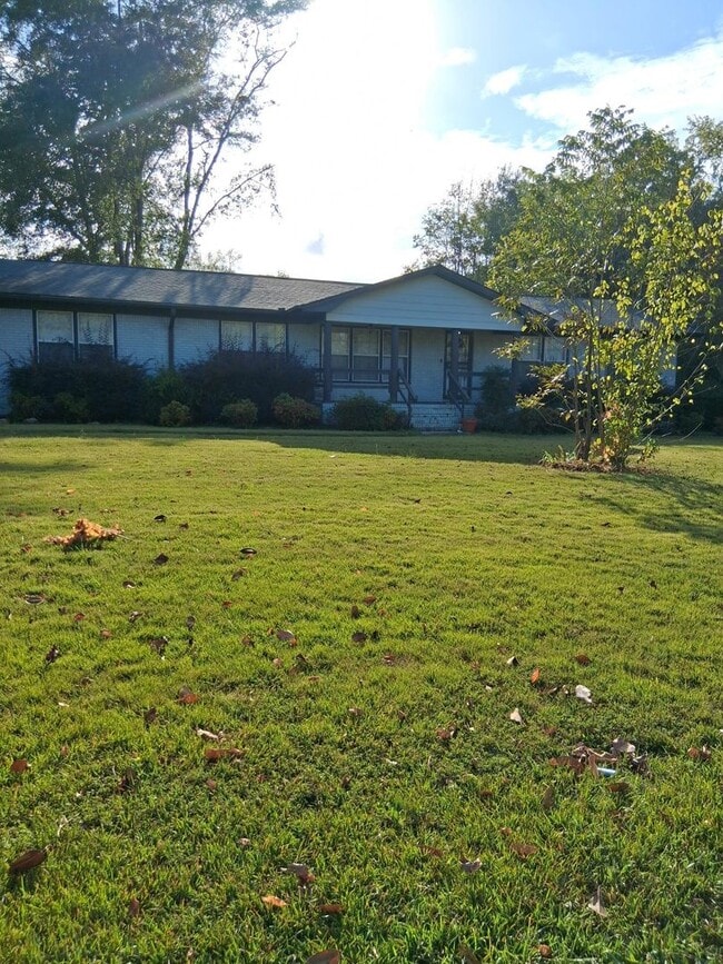 Building Photo - 817 Springlake Cir NE