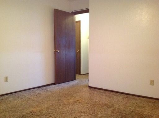 Building Photo - Town House Available- Great Location
