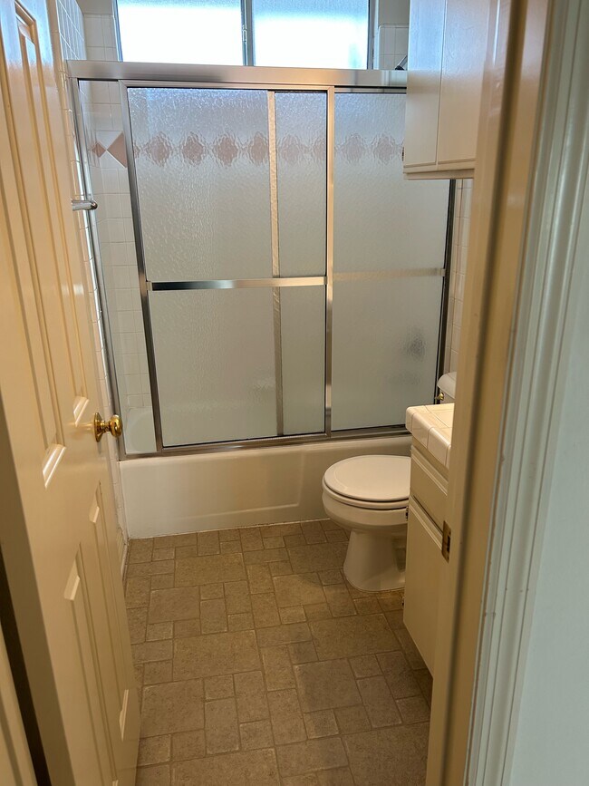 bath - 14406 Benefit St